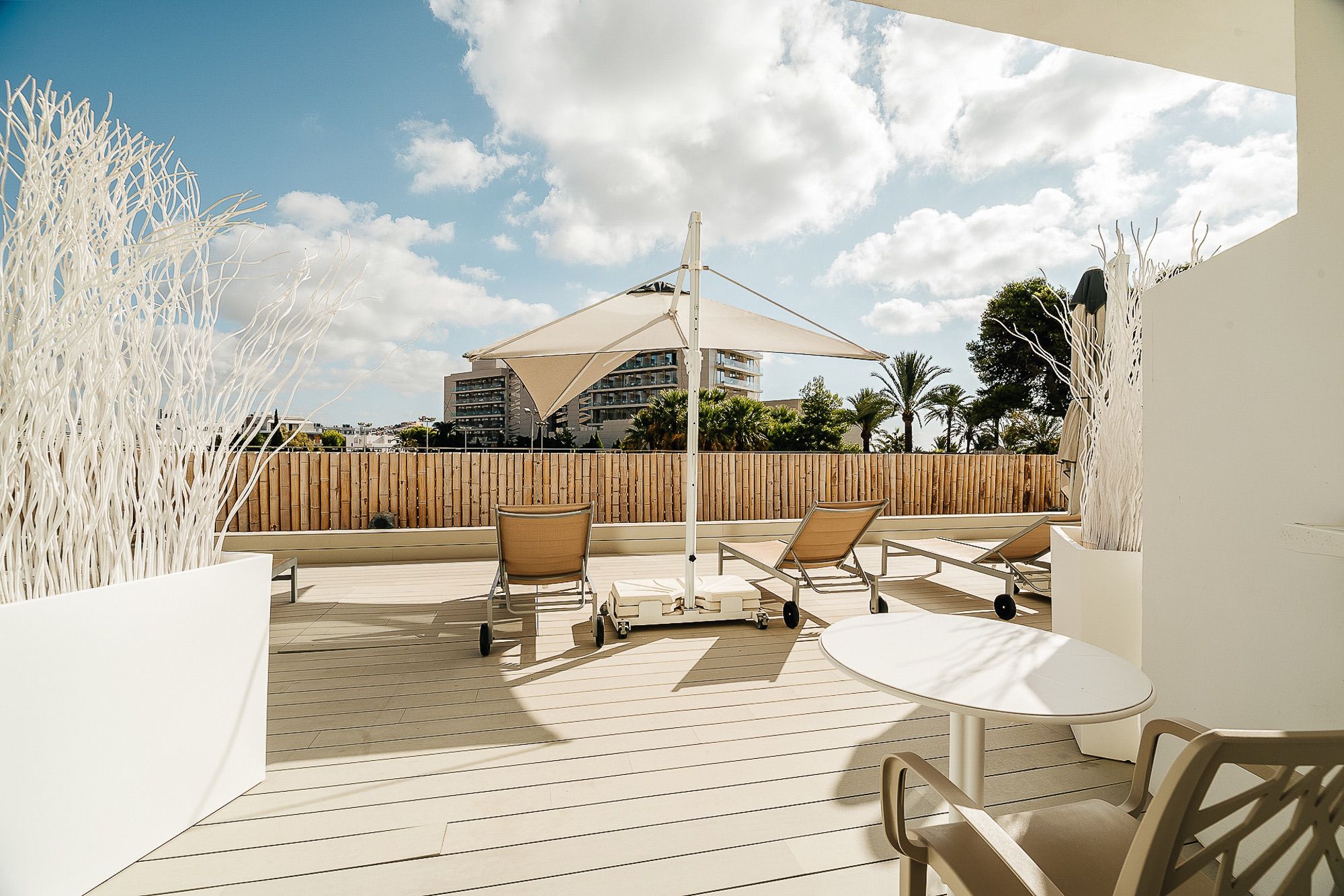 the_ibiza_twiins_embrace_solarium (2)