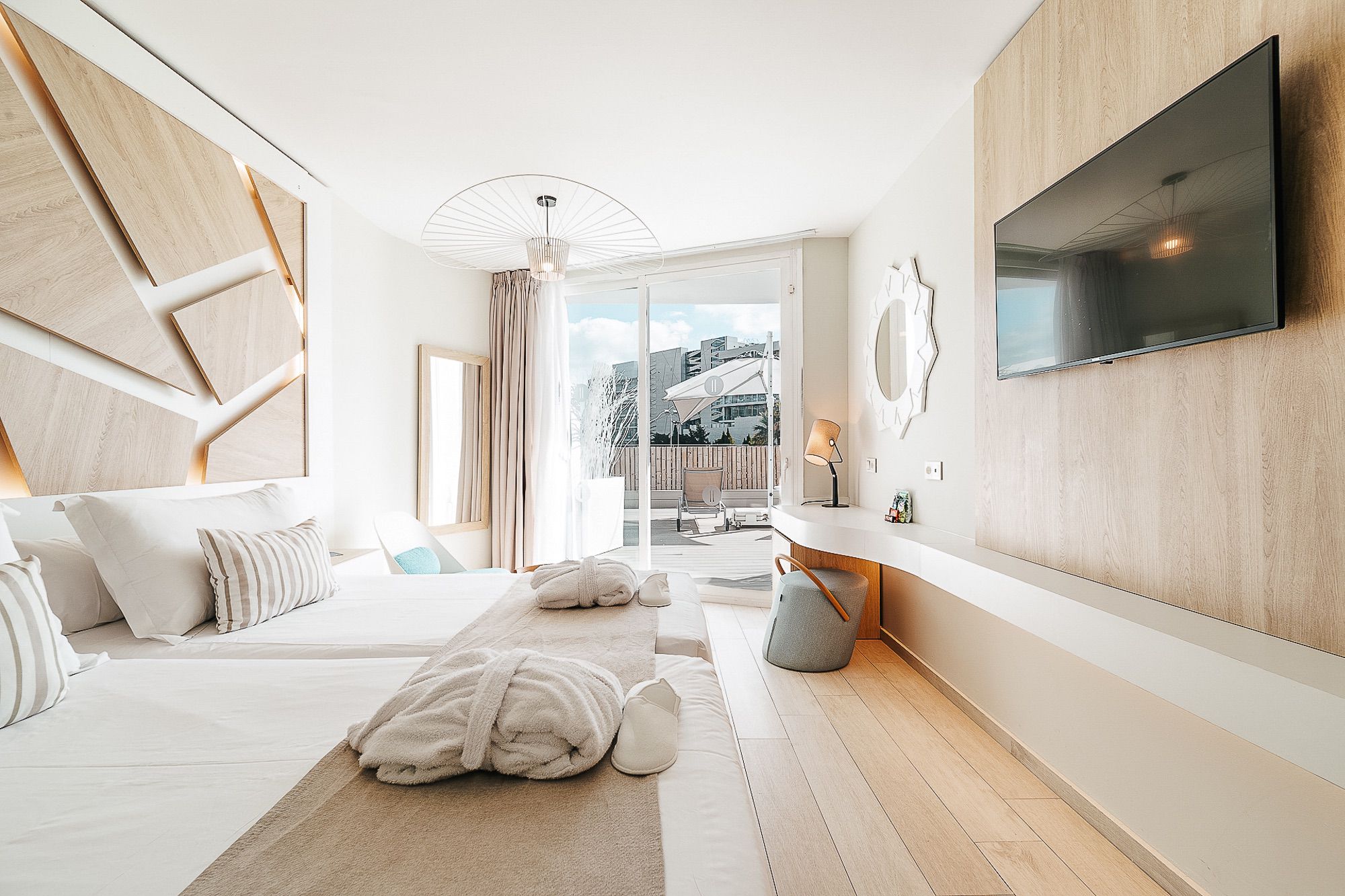 the_ibiza_twiins_embrace_solarium (3)