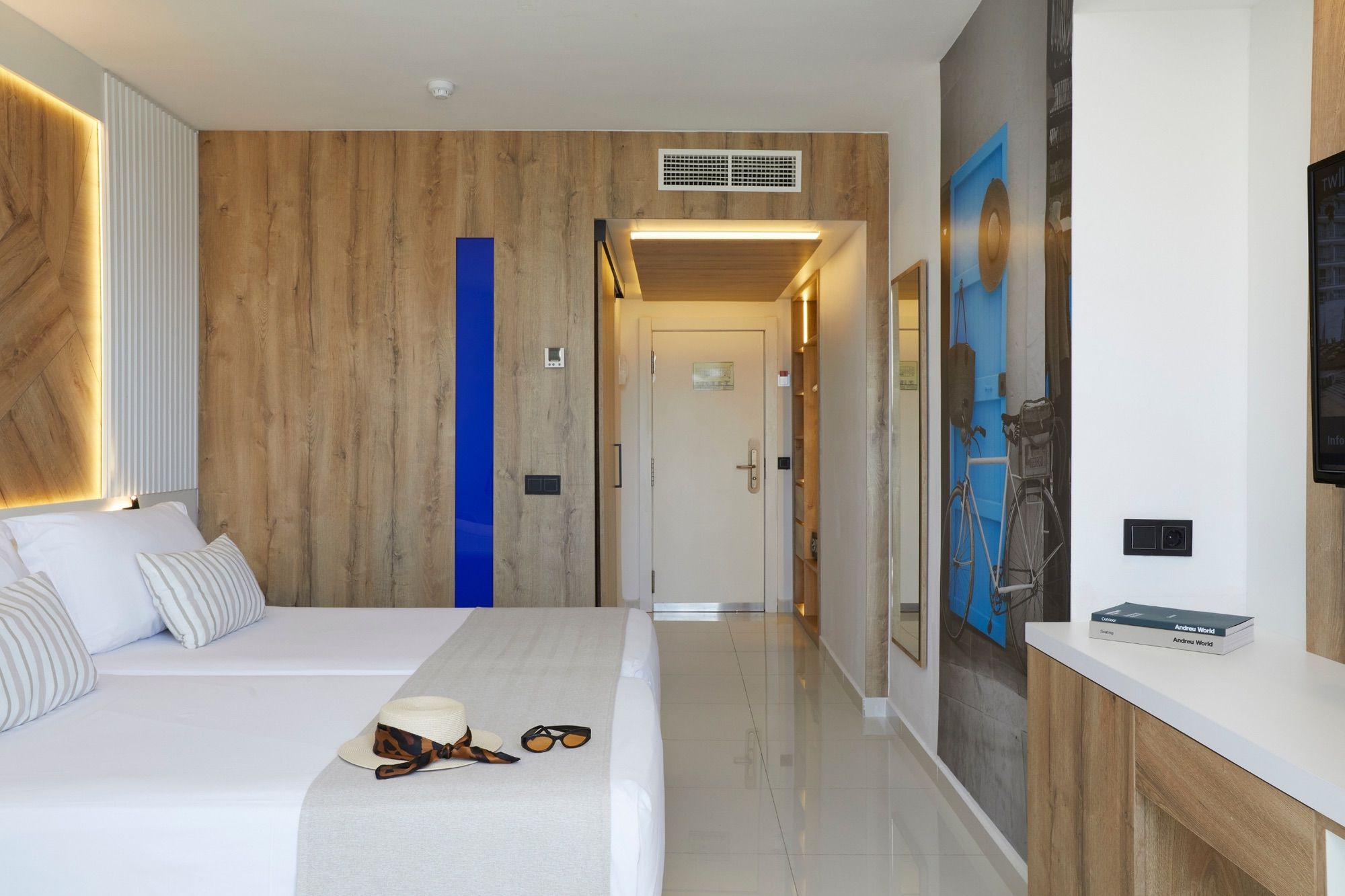 The Ibiza TwIIns Uncover Double - 9